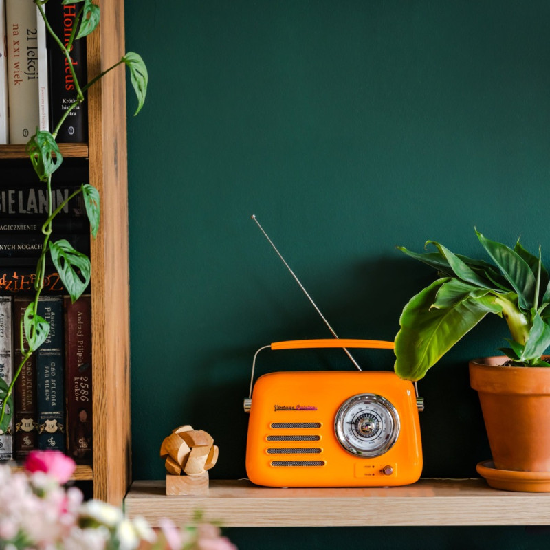 Kuchyňské rádio Vintage Cuisine v retro stylu s kovovou rukojetí, Bluetooth a baterií Oranžové (lesklé)
